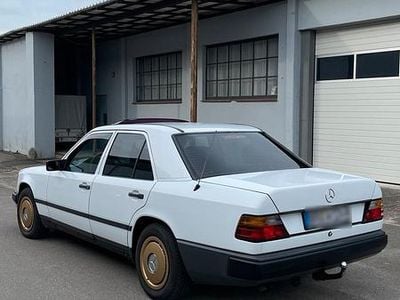 Gebraucht Mercedes E300 109 PS (80 kW) 1989 Weiß Limousine