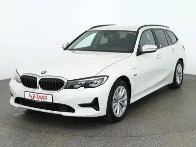 Begagnad BMW 330e Sport Line 252 HK (185 kW) 2022 Vit Kombi
