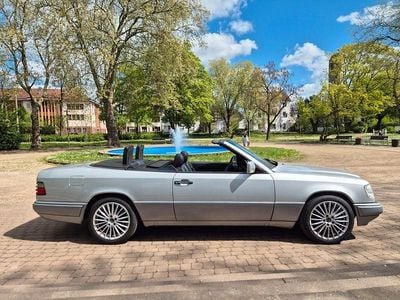 Usata Mercedes E220 150 CV (110 kW) 1994 Argento Cabrio