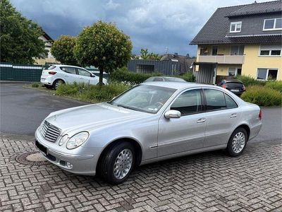 Usata Mercedes E270 Elegance 177 CV (130 kW) 2002 Argento Berlina