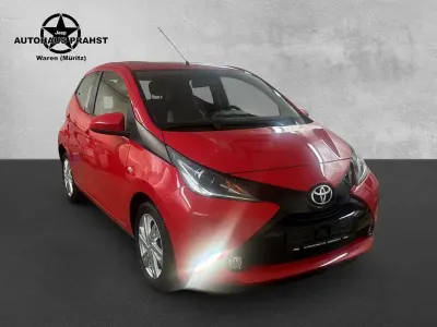 Gebraucht Toyota Aygo X-play 69 PS (50 kW) 2014 Rot Kleinwagen