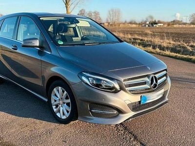 Gebraucht Mercedes B200 Style 136 PS (100 kW) 2015 Grau Van / Kleinbus