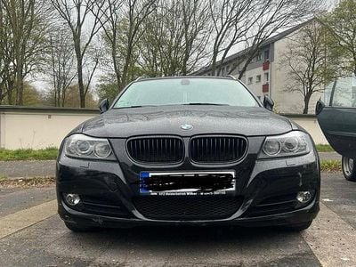 Begagnad BMW 318 143 HK (105 kW) 2011 Svart Kombi