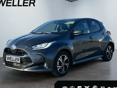 Neu Toyota Yaris Hybrid Comfort 116 PS (85 kW) 2025 Grau Limousine