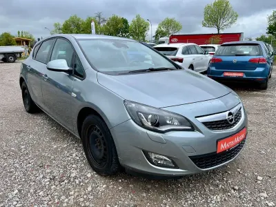 Używany Opel Astra Design Edition 140 KM (102 kW) 2011 Szary Sedan/Limuzyna