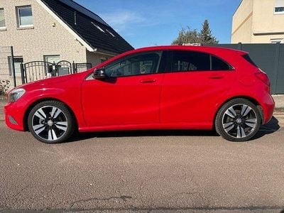 Gebraucht Mercedes A180 Urban 122 PS (89 kW) 2014 Rot Limousine