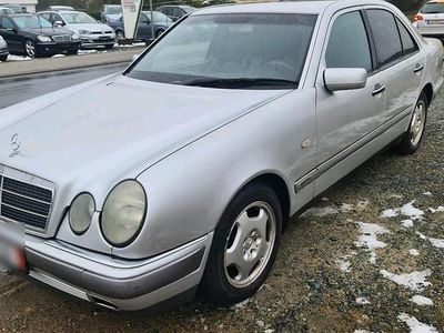 Gebraucht Mercedes E290 129 PS (94 kW) 1998 Silber Limousine