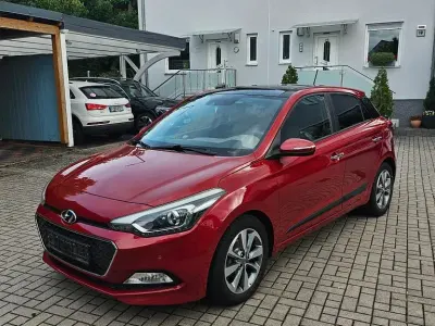 Gebraucht Hyundai i20 Style 101 PS (74 kW) 2015 Rot Limousine