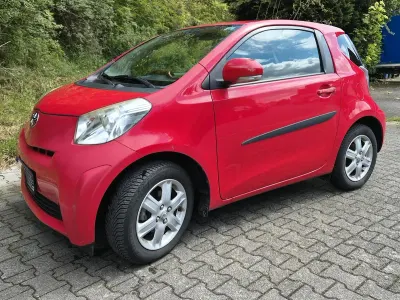 Używany Toyota iQ 68 KM (50 kW) 2011 Czerwony Hatchback