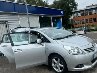 Gebraucht Toyota Verso 126 PS (92 kW) 2010 Silber Van / Kleinbus
