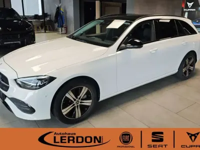 Używany Mercedes C300e 313 KM (230 kW) 2023 Biały Kombi