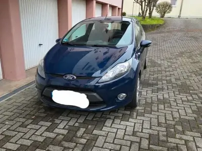 Używany Ford Fiesta Champions Edition 82 KM (60 kW) 2012 Niebieski Sedan/Limuzyna