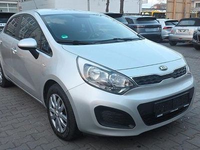 Gebraucht Kia Rio Edition 7 109 PS (80 kW) 2014 Silber Limousine