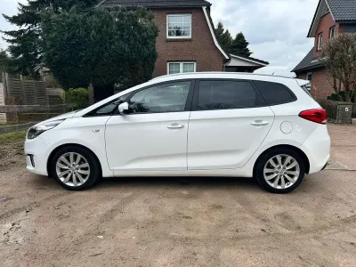 Gebraucht Kia Carens DREAM-TEAM Edition 135 PS (99 kW) 2015 Weiß Van / Kleinbus