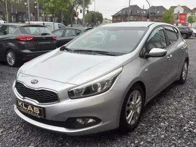 Używany Kia Ceed 99 KM (72 kW) 2013 Srebrny Hatchback