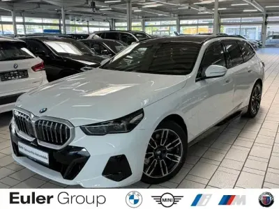 Gebraucht BMW 520 M Sport 197 PS (144 kW) 2026 Alpinweiss iii Kombi