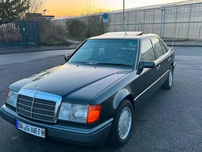 Używany Mercedes E300 Sportline 147 KM (108 kW) 1990 Czarny Sedan/Limuzyna