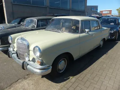 Gebraucht Mercedes 230 120 PS (88 kW) 1967 Beige Limousine