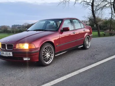 Używany BMW 320 150 KM (110 kW) 1996 Czerwony Sedan/Limuzyna