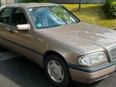 Gebraucht Mercedes C180 122 PS (89 kW) 1994 Andere farben Limousine