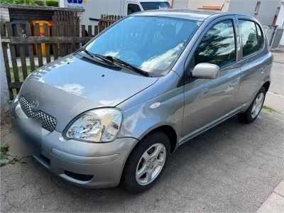 Gebraucht Toyota Yaris 66 PS (48 kW) 2004 Silber Limousine