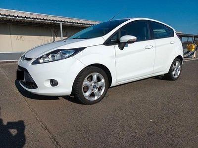 Gebraucht Ford Fiesta Trend 97 PS (71 kW) 2010 Weiß Kleinwagen