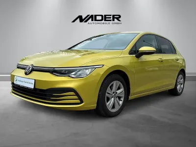 Używany VW Golf VIII Active 131 KM (96 kW) 2023 Żółty Sedan/Limuzyna