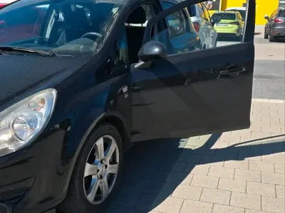 Używany Opel Corsa 87 KM (63 kW) 2010 Czarny Hatchback
