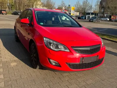 Gebraucht Opel Astra 110 PS (80 kW) 2011 Rot Limousine