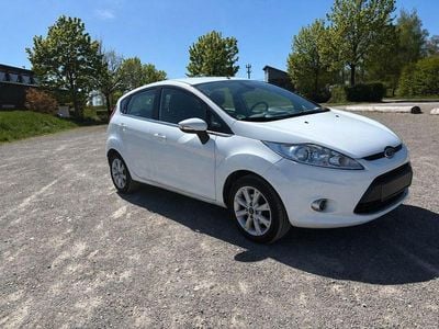 Begagnad Ford Fiesta Ghia 97 HK (71 kW) 2009 Vit Sedan