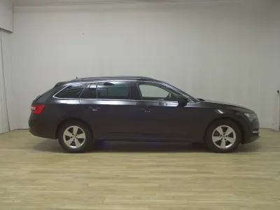 Używany Skoda Superb Ambition 150 KM (110 kW) 2022 Czarny Kombi