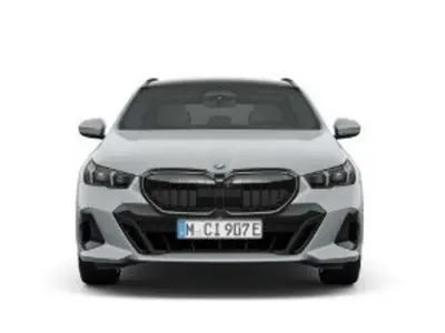 Neu BMW 550e Performance 489 PS (359 kW) 2026 M brooklyn grau Kombi