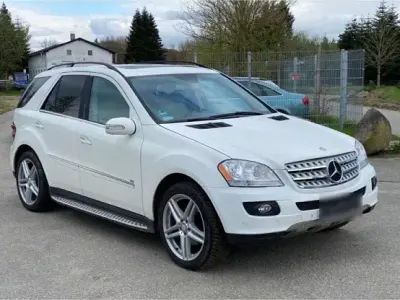 Używany Mercedes ML500 306 KM (225 kW) 2007 Biały SUV