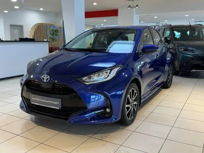Używany Toyota Yaris Hybrid Club 116 KM (85 kW) 2020 Niebieski Hatchback