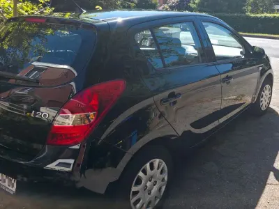 Gebraucht Hyundai i20 86 PS (63 kW) 2011 Schwarz Kleinwagen