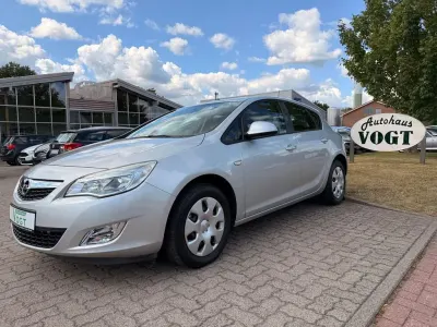 Gebraucht Opel Astra Edition 101 PS (74 kW) 2010 Silber Limousine