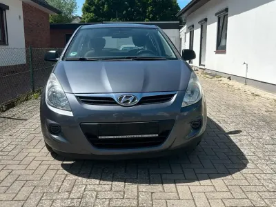 Gebraucht Hyundai i20 77 PS (56 kW) 2013 Weiß Kleinwagen