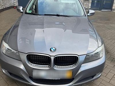 Gebraucht BMW 318 140 PS (102 kW) 2009 Grau Kombi