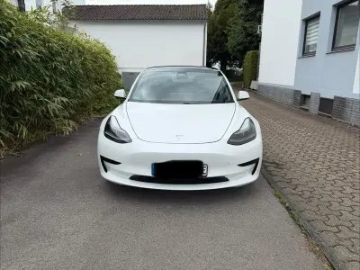 Käytetty Tesla Model 3