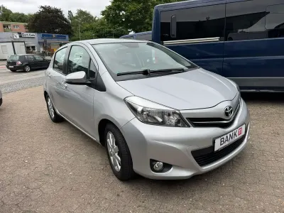 Gebraucht Toyota Yaris Basis 69 PS (50 kW) 2013 Silber Kleinwagen
