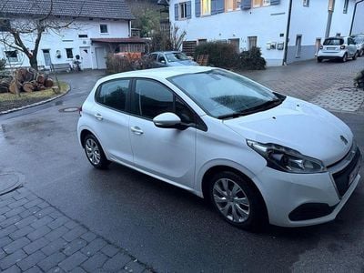 Gebraucht Peugeot 208 Active 102 PS (75 kW) 2019 Weiß Kleinwagen