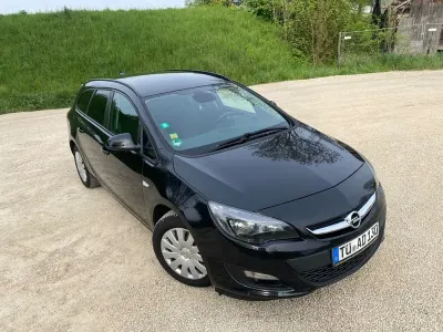 Używany Opel Astra Edition 131 KM (96 kW) 2013 Czarny Kombi