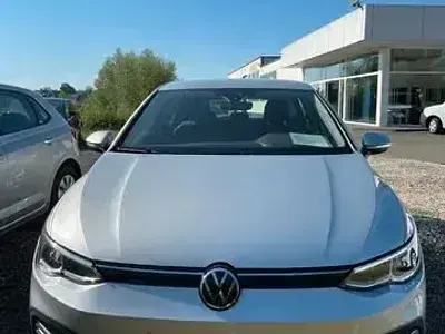 Gebraucht VW Golf VIII Life 131 PS (96 kW) 2023 Reflexsilber Limousine