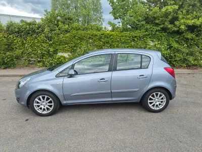 Używany Opel Corsa Innovation 90 KM (66 kW) 2009 Srebrny Hatchback