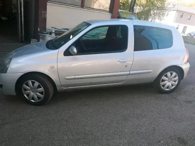 Begagnad Renault Clio II 75 HK (55 kW) 2007 Halvkombi