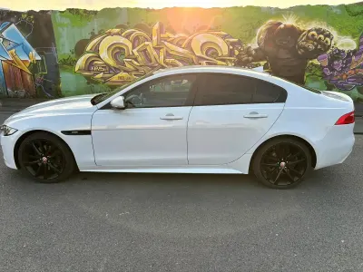 Gebraucht Jaguar XE R-Sport 180 PS (132 kW) 2015 Weiß Limousine