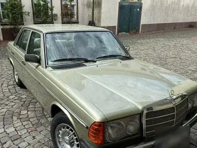 Gebraucht Mercedes 230 136 PS (100 kW) 1982 Grün Limousine