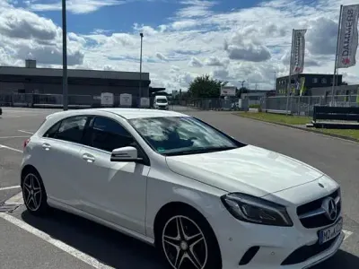 Gebraucht Mercedes A180 AMG line 122 PS (89 kW) 2017 Weiß Kleinwagen