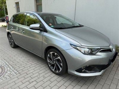Grau metallic Gebraucht 2015 Toyota Auris Hybrid Design Limousine | 14.399 € (Teuer)