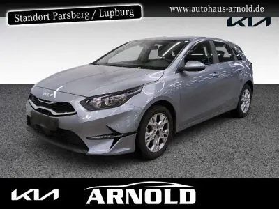 Gebraucht Kia Ceed Comfort 140 PS (102 kW) 2024 Lunarsilber Kleinwagen